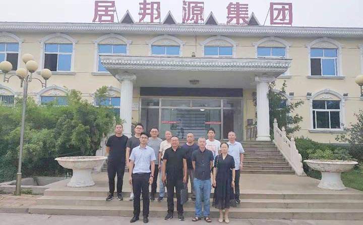 與考察團進行合影留念 與考察團進行合影留念