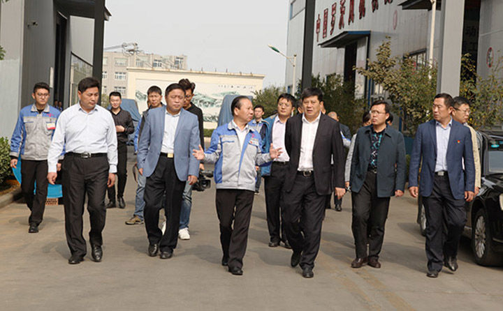 董事長向韓區長介紹未來發展規劃 董事長向韓區長介紹未來發展規劃