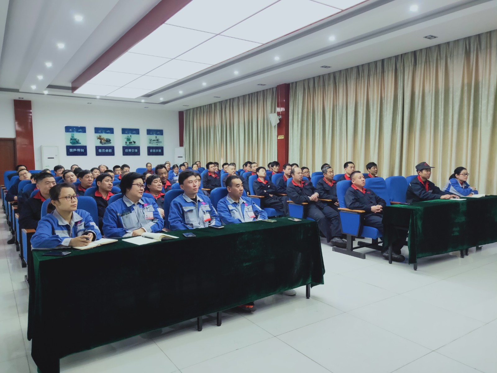 宋教官并就日常生活中面對(duì)隱患時(shí)的具體處理辦法做詳細(xì)的講解說(shuō)明.jpg 宋教官并就日常生活中面對(duì)隱患時(shí)的具體處理辦法做詳細(xì)的講解說(shuō)明.jpg