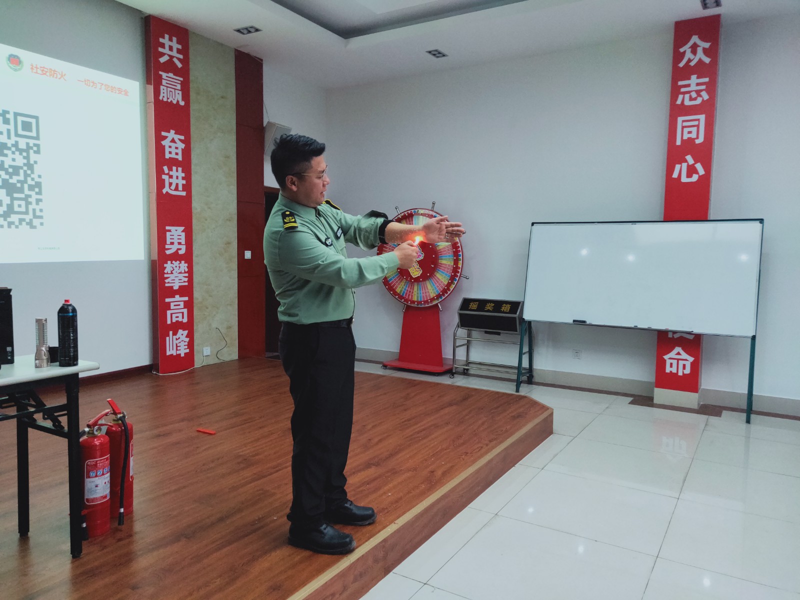 宋教官分析火災(zāi)發(fā)生的原因和危害.jpg 宋教官分析火災(zāi)發(fā)生的原因和危害.jpg