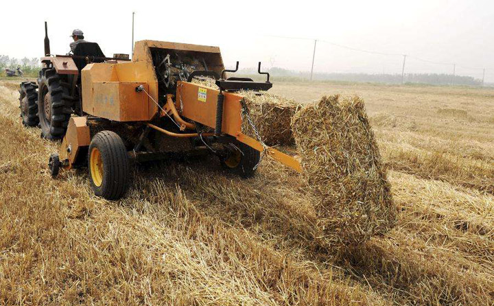 秸稈打捆進(jìn)行回收 秸稈打捆進(jìn)行回收