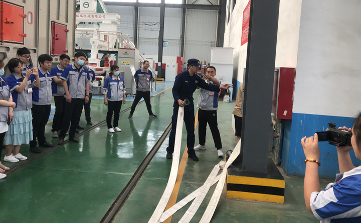 教官講解消防栓.jpg 教官講解消防栓.jpg