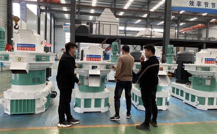 青島客戶考察秸稈顆粒機生產線.jpg 青島客戶考察秸稈顆粒機生產線.jpg