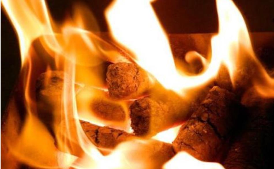 秸稈顆粒機的顆粒燃料燃燒圖.jpg 秸稈顆粒機的顆粒燃料燃燒圖.jpg