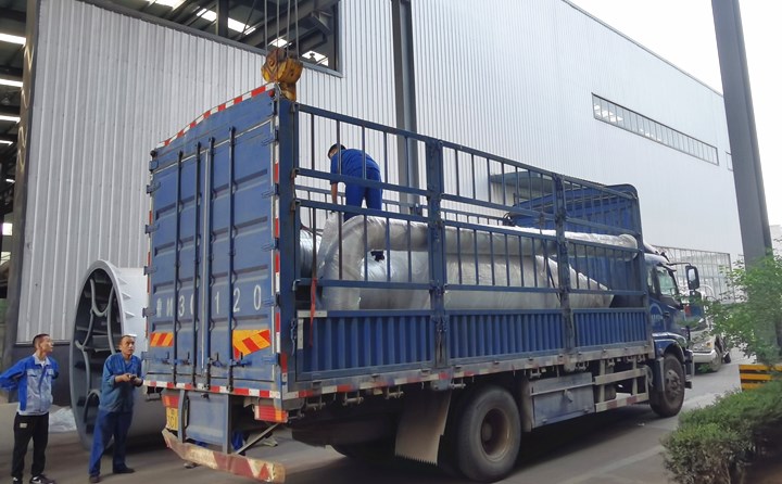 生產線配套設備裝車中.jpg 生產線配套設備裝車中.jpg