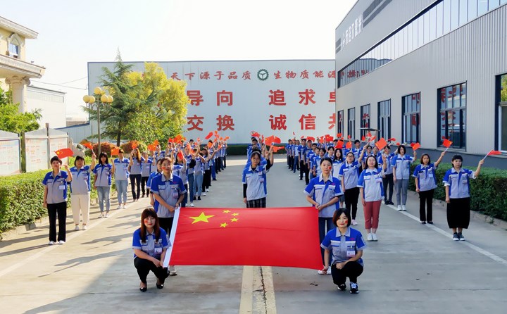 上百名員工歌唱祖國.jpg 上百名員工歌唱祖國.jpg