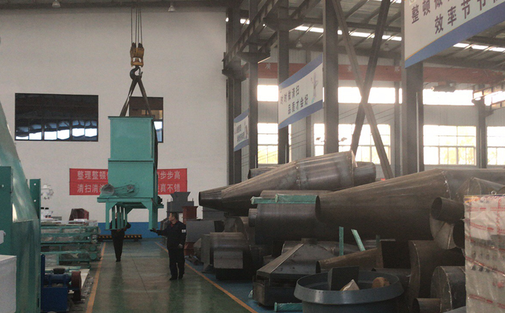 顆粒機生產線設備裝車中.jpg 顆粒機生產線設備裝車中.jpg