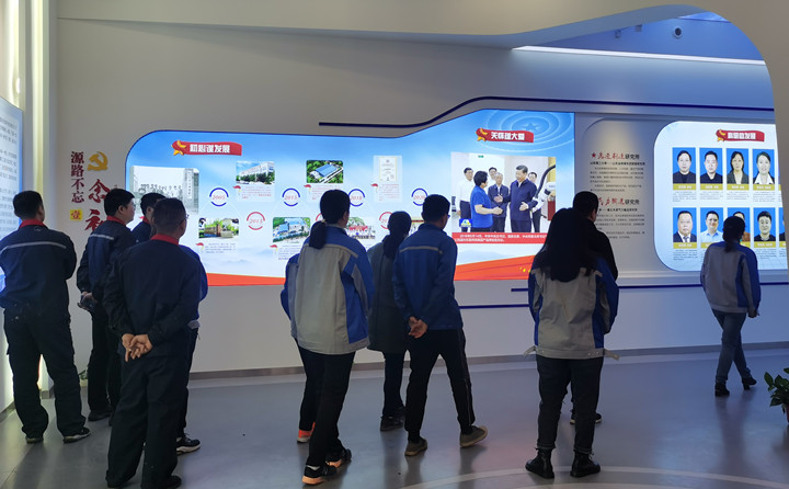 金格瑞黨群服務中心,新員工們了解公司的發展歷程.jpg 金格瑞黨群服務中心,新員工們了解公司的發展歷程.jpg