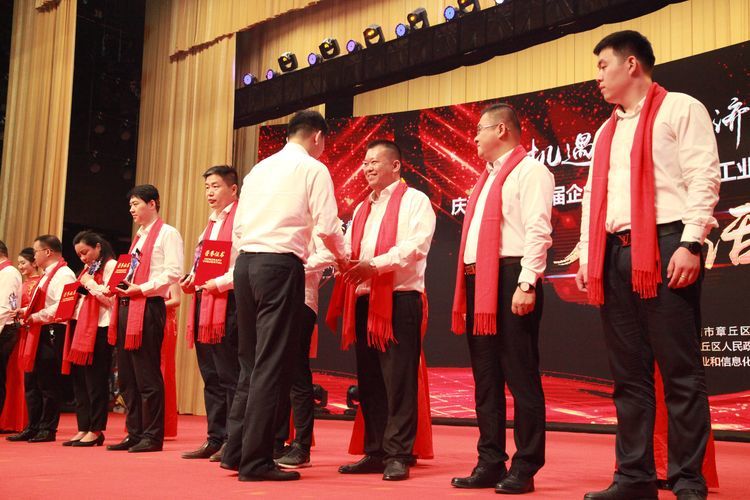 總經理孫寧波榮獲章丘區“青年才俊獎”.JPG 總經理孫寧波榮獲章丘區“青年才俊獎”.JPG