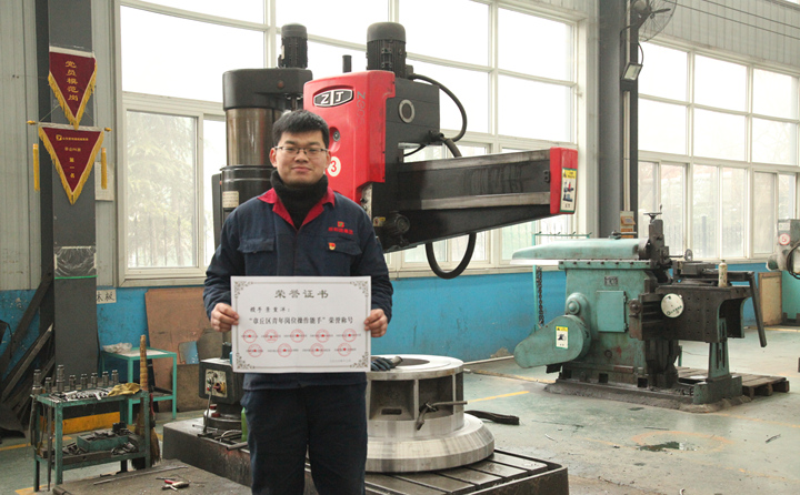 景重洋獲得“濟南市章丘區青年崗位操作能手”.JPG 景重洋獲得“濟南市章丘區青年崗位操作能手”.JPG