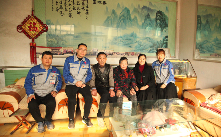 山東金格瑞慰問(wèn)困難職工.JPG 山東金格瑞慰問(wèn)困難職工.JPG