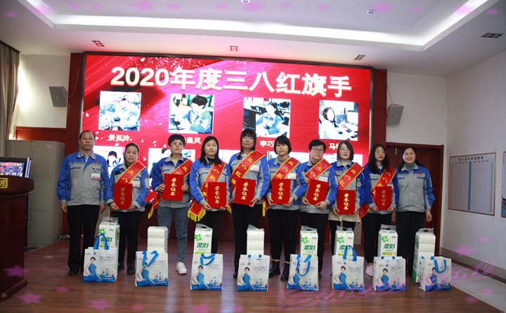 她們來自不同的崗位,有會計員、設計員、顆粒機質檢員、辦公內勤、倉管員、顆粒機銷售員….JPG 她們來自不同的崗位,有會計員、設計員、顆粒機質檢員、辦公內勤、倉管員、顆粒機銷售員….JPG