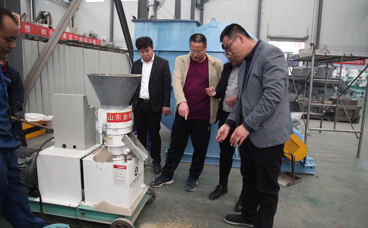 威海兩客戶前來山東金格瑞考察飼料顆粒機,現(xiàn)場試機.jpg 威海兩客戶前來山東金格瑞考察飼料顆粒機,現(xiàn)場試機.jpg