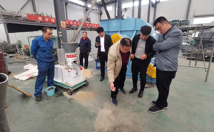 威海客戶查看飼料顆粒機顆粒質(zhì)量.jpg 威海客戶查看飼料顆粒機顆粒質(zhì)量.jpg