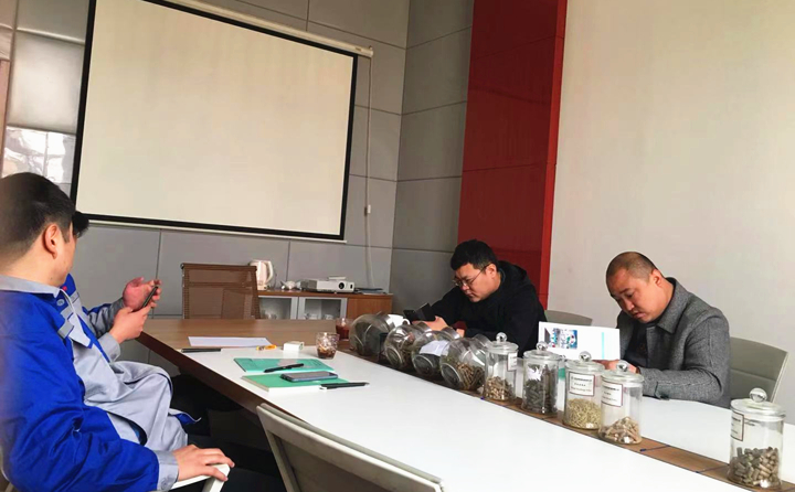 銷(xiāo)售經(jīng)理為客戶(hù)詳細(xì)介紹木屑制粒機(jī)的制粒原理、顆粒的銷(xiāo)路、顆粒的優(yōu)缺點(diǎn)等.jpg 銷(xiāo)售經(jīng)理為客戶(hù)詳細(xì)介紹木屑制粒機(jī)的制粒原理、顆粒的銷(xiāo)路、顆粒的優(yōu)缺點(diǎn)等.jpg