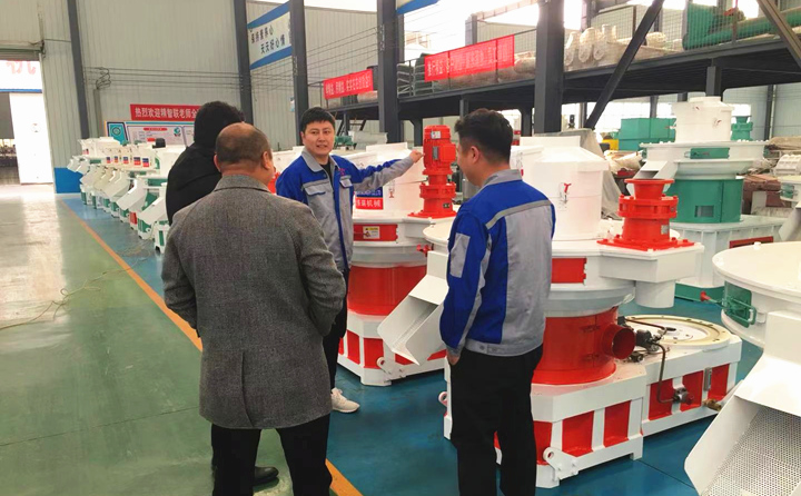 山西呂梁客戶(hù)考察木屑制粒機(jī).jpg 山西呂梁客戶(hù)考察木屑制粒機(jī).jpg