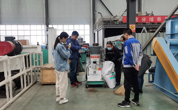 山東省內客戶來考察羊飼料顆粒機.jpg 山東省內客戶來考察羊飼料顆粒機.jpg