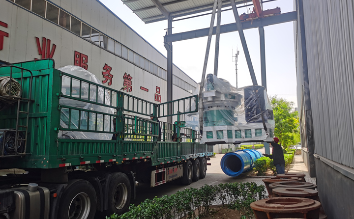 木屑制粒機上車了.jpg 木屑制粒機上車了.jpg