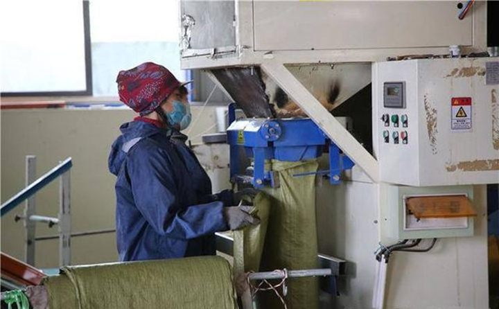 陽信生物質顆粒打包中.jpg 陽信生物質顆粒打包中.jpg