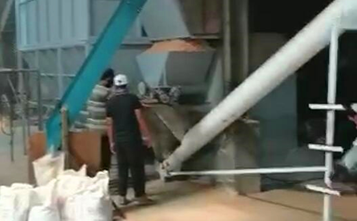 熱烈慶祝印尼年產(chǎn)1萬噸木屑造粒生產(chǎn)線調(diào)試成功.jpg 熱烈慶祝印尼年產(chǎn)1萬噸木屑造粒生產(chǎn)線調(diào)試成功.jpg