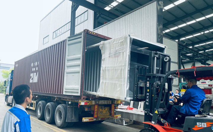 印尼年產(chǎn)1萬噸木屑造粒機生產(chǎn)線裝車中.jpg 印尼年產(chǎn)1萬噸木屑造粒機生產(chǎn)線裝車中.jpg