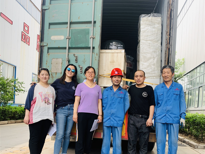 木屑造粒機生產(chǎn)線設(shè)備裝車工作人員們.jpg 木屑造粒機生產(chǎn)線設(shè)備裝車工作人員們.jpg