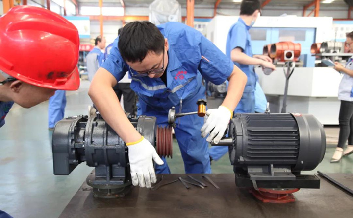 實(shí)操技能比賽中,裝配比武、焊接比武、機(jī)加比武分場地火熱進(jìn)行.jpg 實(shí)操技能比賽中,裝配比武、焊接比武、機(jī)加比武分場地火熱進(jìn)行.jpg