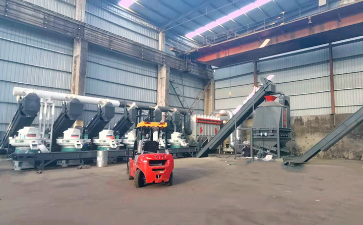 生產(chǎn)線設(shè)備：烘干機(jī)、滾筒篩、6臺(tái)860型號(hào)木屑造粒機(jī)、冷卻機(jī)、打包機(jī)等