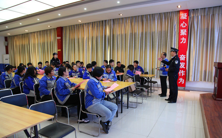 民警有針對性的向公司員工進行防詐騙宣講培訓,并詳細講解了詐騙手法和詐騙過程.jpg 民警有針對性的向公司員工進行防詐騙宣講培訓,并詳細講解了詐騙手法和詐騙過程.jpg