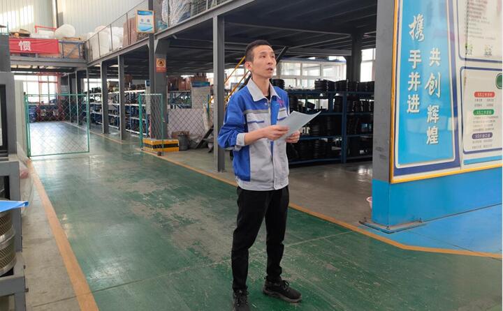 生產(chǎn)部部長(zhǎng)趙廣寧給生產(chǎn)部所有員工培訓(xùn)了什么是安全生產(chǎn)、勞動(dòng)防護(hù)用品的種類以及使用規(guī)范、起重作業(yè)注意事項(xiàng)、應(yīng)急、環(huán)保法律法規(guī)、管理制度等內(nèi)容。.jpg 生產(chǎn)部部長(zhǎng)趙廣寧給生產(chǎn)部所有員工培訓(xùn)了什么是安全生產(chǎn)、勞動(dòng)防護(hù)用品的種類以及使用規(guī)范、起重作業(yè)注意事項(xiàng)、應(yīng)急、環(huán)保法律法規(guī)、管理制度等內(nèi)容。.jpg