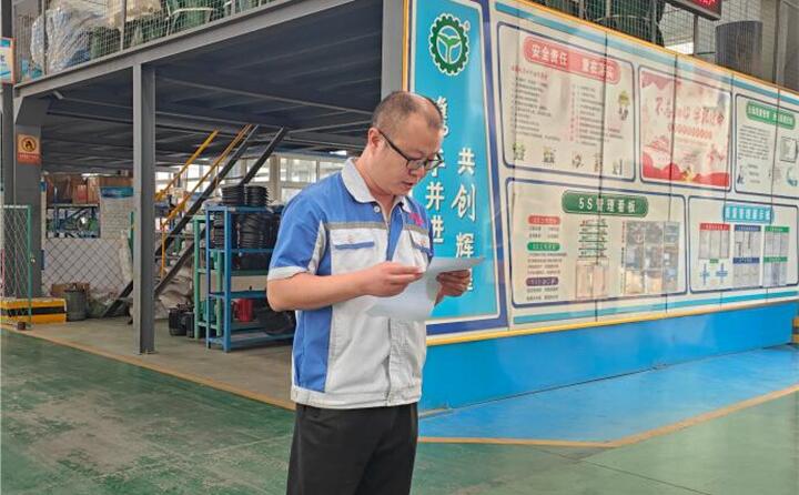 “患生于所忽,禍起于細(xì)微。”安全生產(chǎn)容不得半點(diǎn)松懈,必須警鐘長(zhǎng)鳴、長(zhǎng)抓不懈。電氣工程師王燦為大家培訓(xùn)電氣安全注意事項(xiàng)、電焊氣割“十不準(zhǔn)”等內(nèi)容。.jpg “患生于所忽,禍起于細(xì)微。”安全生產(chǎn)容不得半點(diǎn)松懈,必須警鐘長(zhǎng)鳴、長(zhǎng)抓不懈。電氣工程師王燦為大家培訓(xùn)電氣安全注意事項(xiàng)、電焊氣割“十不準(zhǔn)”等內(nèi)容。.jpg