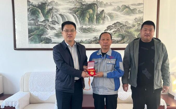 近日,山東居邦源集團(tuán)工會主席景奉全同志榮獲章丘區(qū)總工會授予的“職工信賴的娘家人”和“章丘區(qū)五一勞動獎?wù)隆睒s譽(yù)稱號,10月11日下午,雙山街道總工會為景奉全同志頒發(fā)獲獎證書和獎牌。.jpg 近日,山東居邦源集團(tuán)工會主席景奉全同志榮獲章丘區(qū)總工會授予的“職工信賴的娘家人”和“章丘區(qū)五一勞動獎?wù)隆睒s譽(yù)稱號,10月11日下午,雙山街道總工會為景奉全同志頒發(fā)獲獎證書和獎牌。.jpg