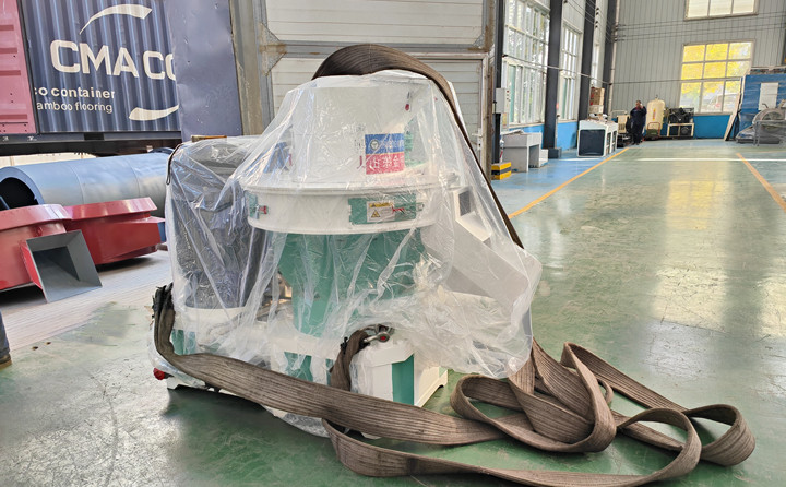 顆粒機單機時產(chǎn)量可以達到0.7-1噸，一天按照10小時計算，可以產(chǎn)出7-10噸成品顆粒，按照1噸顆粒最低100元錢利潤來計算，一天的利潤可以達到700-1000元。