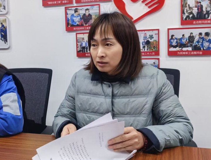 “我們不僅可以解決職工文體活動(dòng)問題,同時(shí)根據(jù)職工生活工作各方面的的合理需求,線上線下工會(huì)收集,發(fā)揮黨工團(tuán)合力,一件一件地推動(dòng)辦理、一項(xiàng)一項(xiàng)地協(xié)調(diào)解決。”集團(tuán)工會(huì)副主席、工事共辦副組長雷廣妮說道。.jpg “我們不僅可以解決職工文體活動(dòng)問題,同時(shí)根據(jù)職工生活工作各方面的的合理需求,線上線下工會(huì)收集,發(fā)揮黨工團(tuán)合力,一件一件地推動(dòng)辦理、一項(xiàng)一項(xiàng)地協(xié)調(diào)解決。”集團(tuán)工會(huì)副主席、工事共辦副組長雷廣妮說道。.jpg