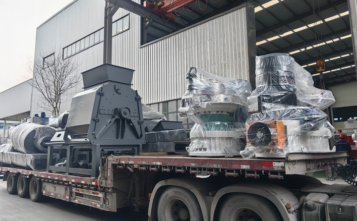 560型木屑顆粒機(jī)裝車發(fā)貨.jpg 560型木屑顆粒機(jī)裝車發(fā)貨.jpg